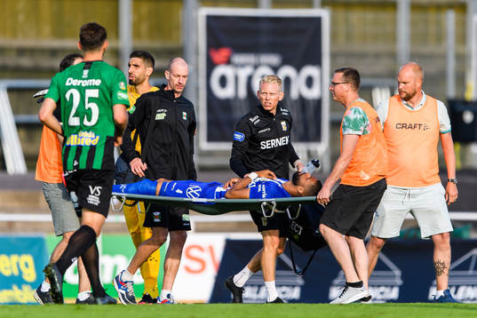 IFK Göteborgs Kristopher Da Graca bärs av planen på bår