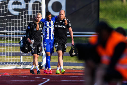 IFK Göteborgs Kristopher Da Graca får hjälp av planen