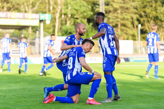 IFK Göteborgs Tobias Sana jublar med Nzuzi Toko
