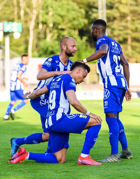 IFK Göteborgs Tobias Sana jublar med Nzuzi Toko