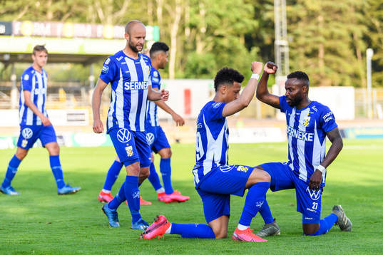 IFK Göteborgs Tobias Sana jublar med Nzuzi Toko