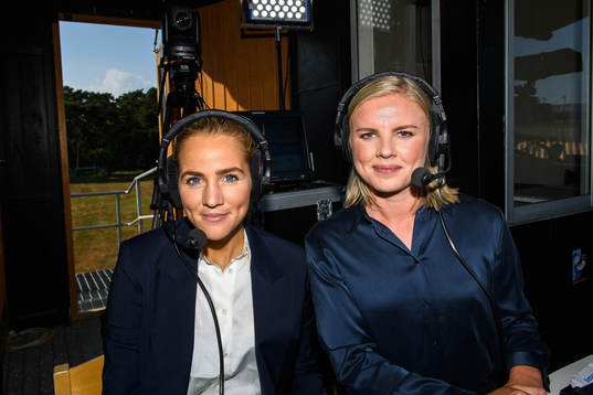 Kommentatorer Irma Helin och Petra Svensson från D-play