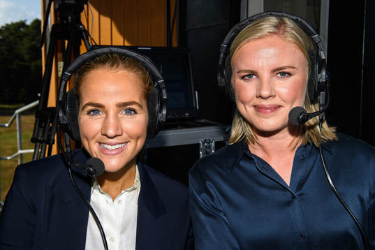 Kommentatorer Irma Helin och Petra Svensson från D-play