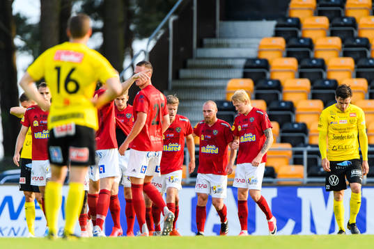 Falkenbergs John Björkengren jublar med lagkamrater