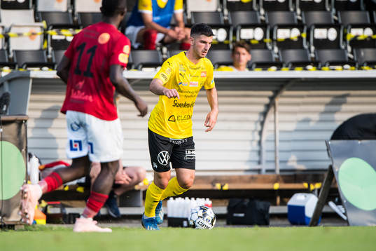 Falkenbergs John Chibuike   och Mjällbys Besard Sabovic