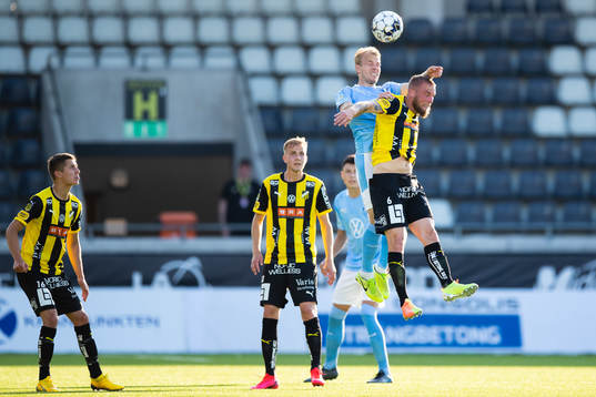 Malmö FFs Oscar Lewicki och Häckens Alexander Faltsetas i