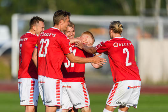 Kalmars Nils Fröling jublar med lagkamrater