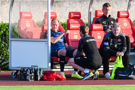 Helsingborgs Andreas Granqvist har ont och får vård