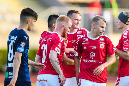 Kalmars Nils Fröling jublar med lagkamrater