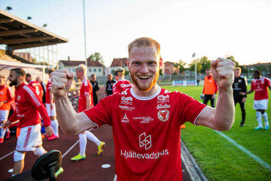 Kalmars Nils Fröling jublar