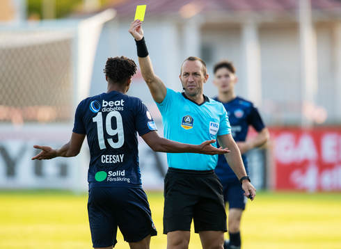 Domare Kaspar Sjöberg varnar Helsingborgs Joseph Ceesay