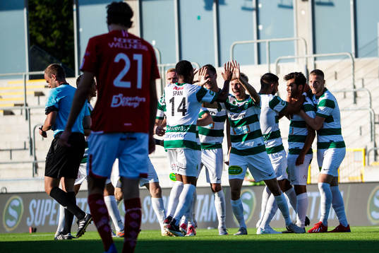 Jubel efter 2-2  målet av Västerås Karwan Safari