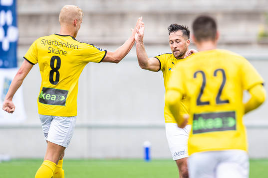 Lunds Jesper Möller, Gustav Hillstedt och Oliver Stojanovic Fredin jublar efter 2-0