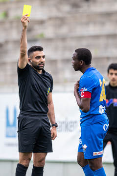 domare George Jansizian ger gult kort till Linköpings