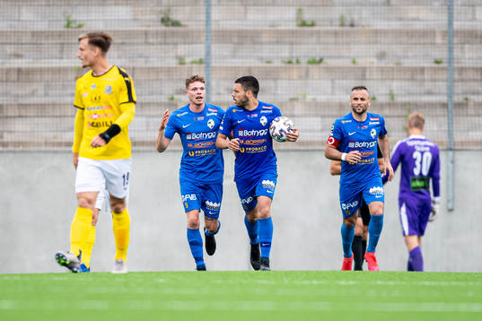 Linköpings Wellinton Gustavo Fernandes Avelar jublar tillsammans med lagkamrater efter 2-1