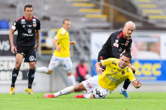 Kalmars Henrik Löfkvist och Falkenbergs Edi Sylisufaj