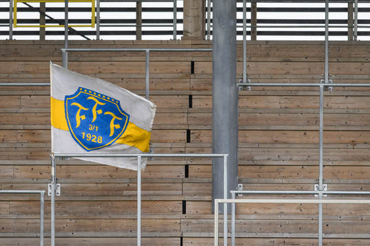 Flagga på tom läktare