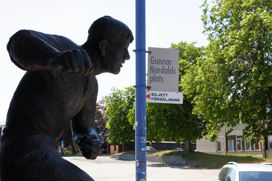 Staty av Gunnar Nordahl vid biljettförsäljningsskylt