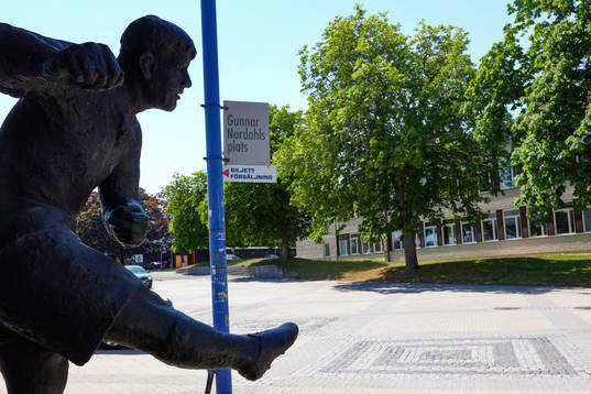 Staty av Gunnar Nordahl vid biljettförsäljningsskylt