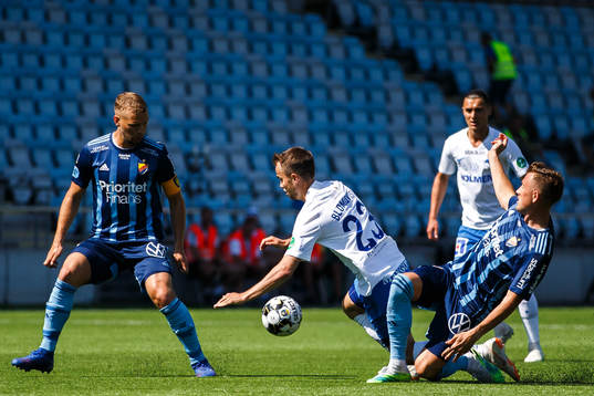 IFK Norrköpings Andreas Blomqvist i en kamp mot
