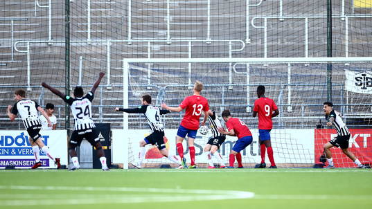 Sylvias Robin Frej jublar efter att ha gjort mål 1-0