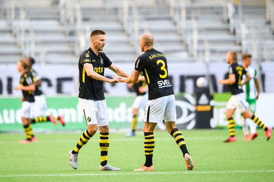 s Karol Mets och Per Karlsson jublar