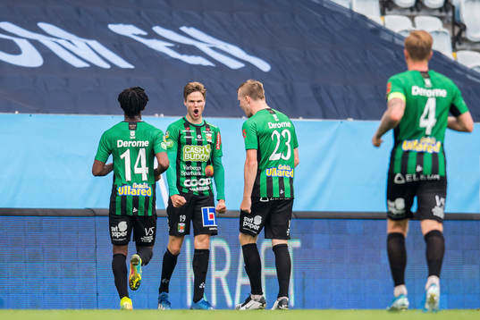 Varbergs Gustav Norlin jublar med lagkamrater efter sitt 1-2 mål