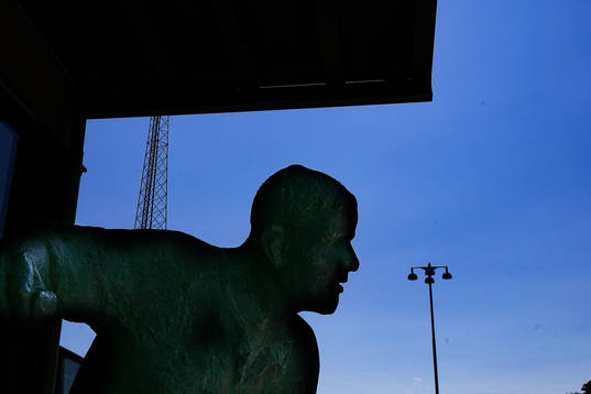 Gunnar Nordahl-statyn utanför Östgötaporten före