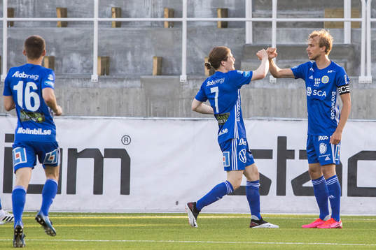 Sundsvalls Oliver Berg och Pontus Engblom jublar efter 1-2