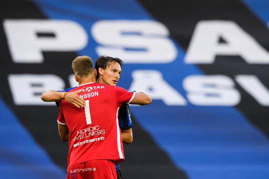 Sirius målvakt Lukas Jonsson och Hjalmar Ekdal jublar