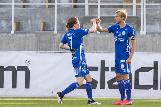 Sundsvalls Oliver Berg och Pontus Engblom jublar efter 1-2