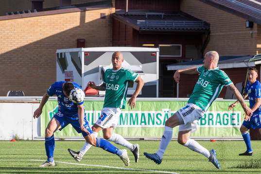 Sundsvalls Alexander Blomqvist i en kamp mot Brages Carlos