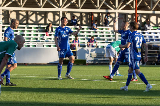 Sundsvalls spelarna jublar efter seger 1-2