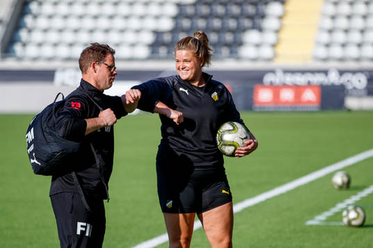 Häckens tränare Erika Faith armbågshäldar med