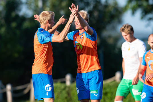 Vejbys Robin Häggström och Emil Persson jublar efter 1-1