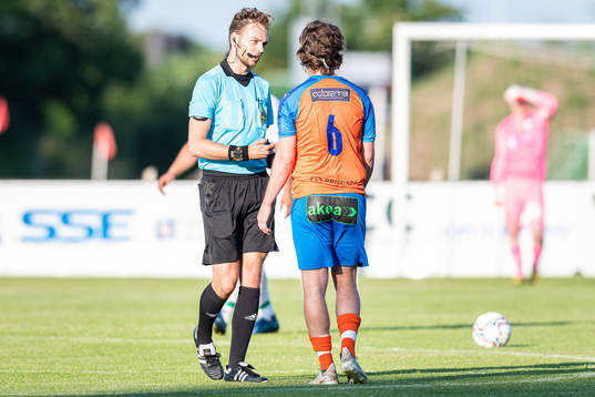 Domare Max Persson i samtal med Vejbys Jacob Arvidsson