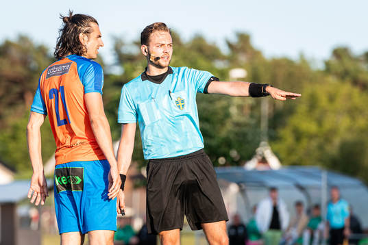 Vejbys Vladica Zlojutro i samtal med domare Max Persson