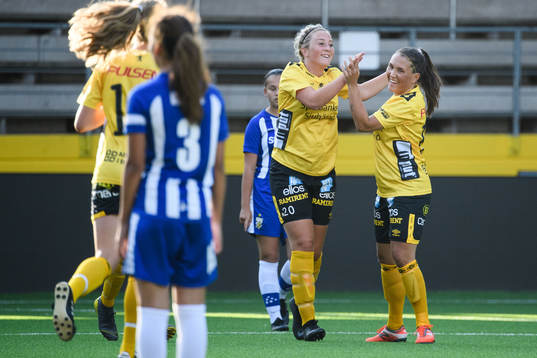Elfsborgs Ebba Johansson jublar med Johanna Kalinski