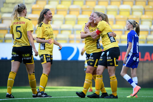 Elfsborgs Gabriella Uddh jublar med Ebba Johansson och Olivia Gurtata efter att gjort mål