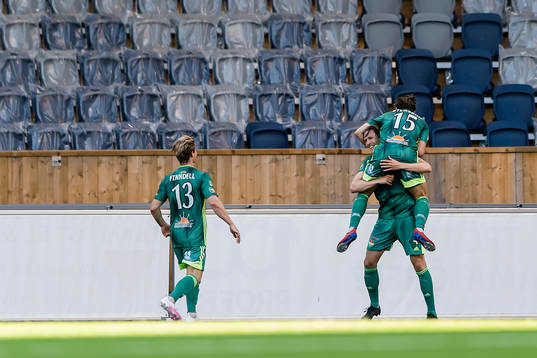 Dalkurds Johan Stenberg gör 2-0 och jublar med Hampus Finndell och Daniel Stensson