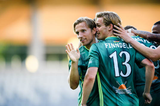Dalkurds Daniel Stensson och Gustav Berggren jublar efter 3-0