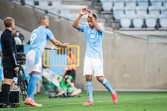 Malmö FFs Isaac Kiese Thelin byts ut och Guillermo Molins byts in