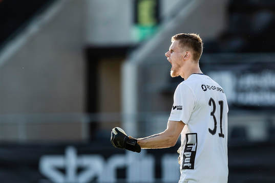 Elfsborgs målvakt Tim Rönning jublar vid slutsignal