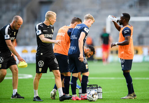 IFK Göteborgs spelare dricker vatten