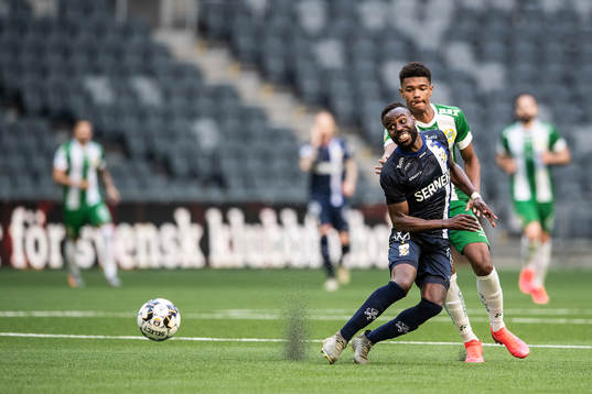 Hammarbys Emil Roback och IFK Göteborgs Nzuzi Toko