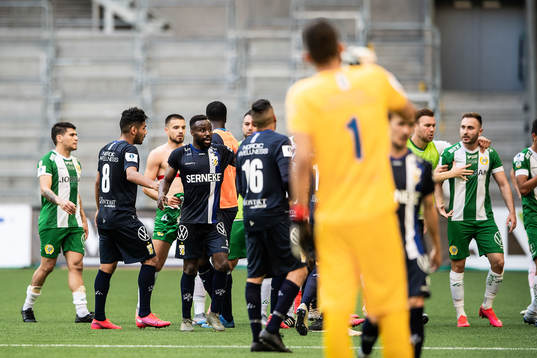 IFK Göteborgs Nzuzi Toko och Hammarbys Muamer Tankovic i