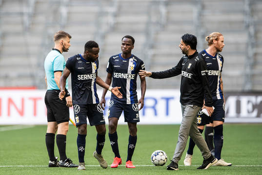 IFK Göteborgs tränare Poya Asbaghi diskuterar med Nzuzi