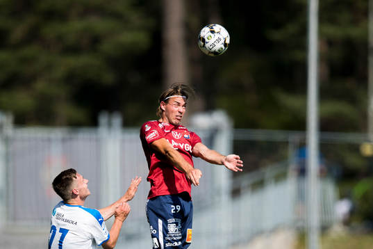 Örgrytes Danny Ervik når högst i en nickduell med