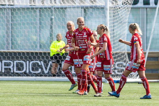 Piteås Nina Jakobsson jublar med lagkamrater efter 0-1