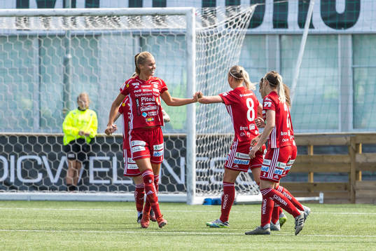 Piteås Nina Jakobsson jublar med lagkamrater efter 0-1